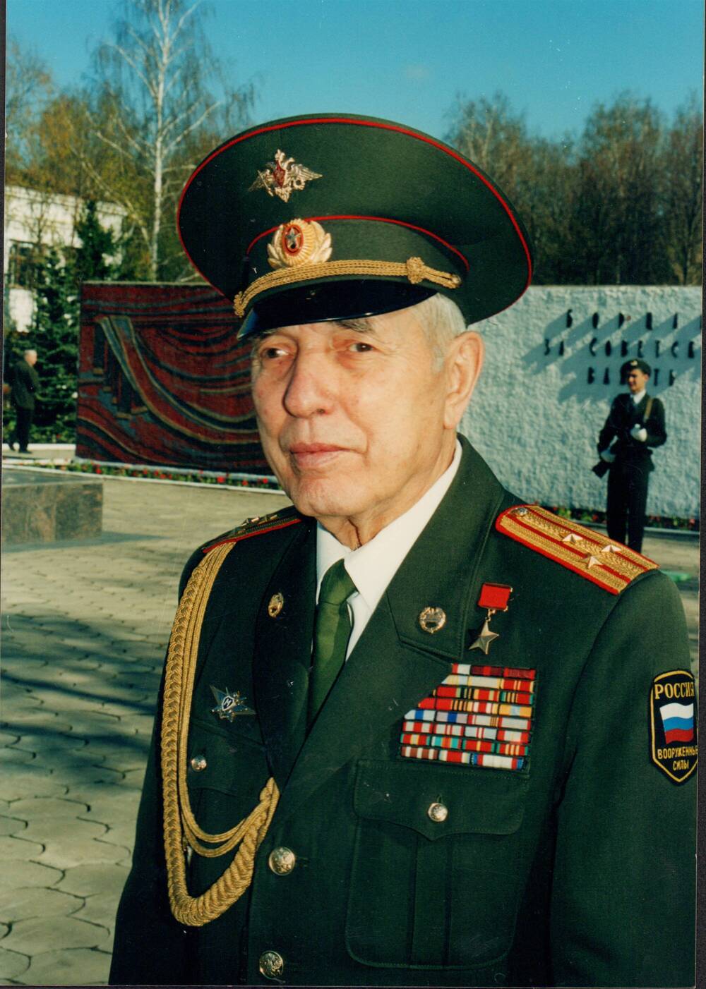 Фотография, посвященная празднованию Дня Победы в г.Арзамасе в 2003 году. Герой России А.М.Фадин.