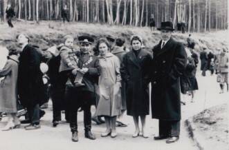 Семейные друзья М.И. и Г.А. Трушининых - Михайловы после парада на ул. Комсомольской (фото черно-белое)