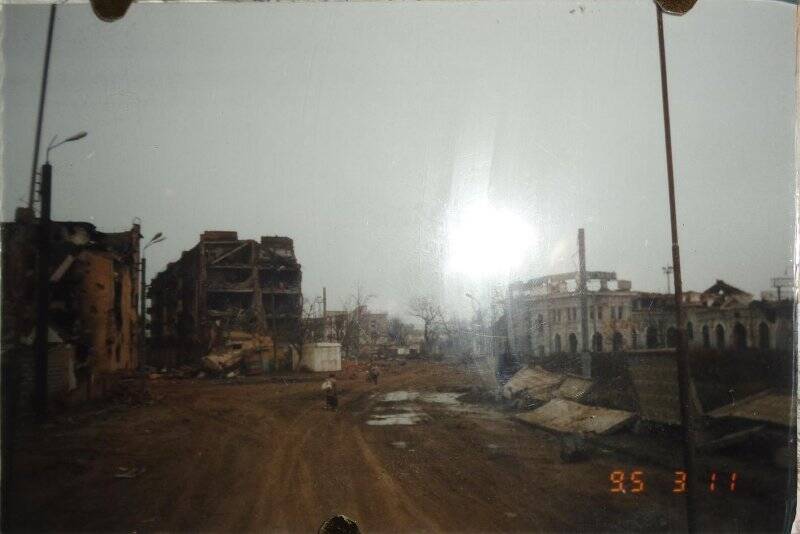 Фотография. Разрушенные дома около вокзала города Грозного 03.11.1995 год.
