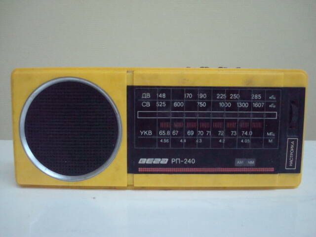 Радиоприемник   Вега РП 240  портативный транзисторный радиоприемник