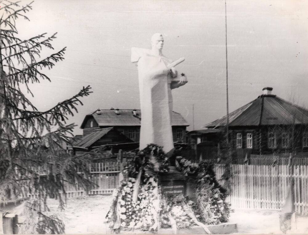 Фото: Памятник воинам в п. Климковка