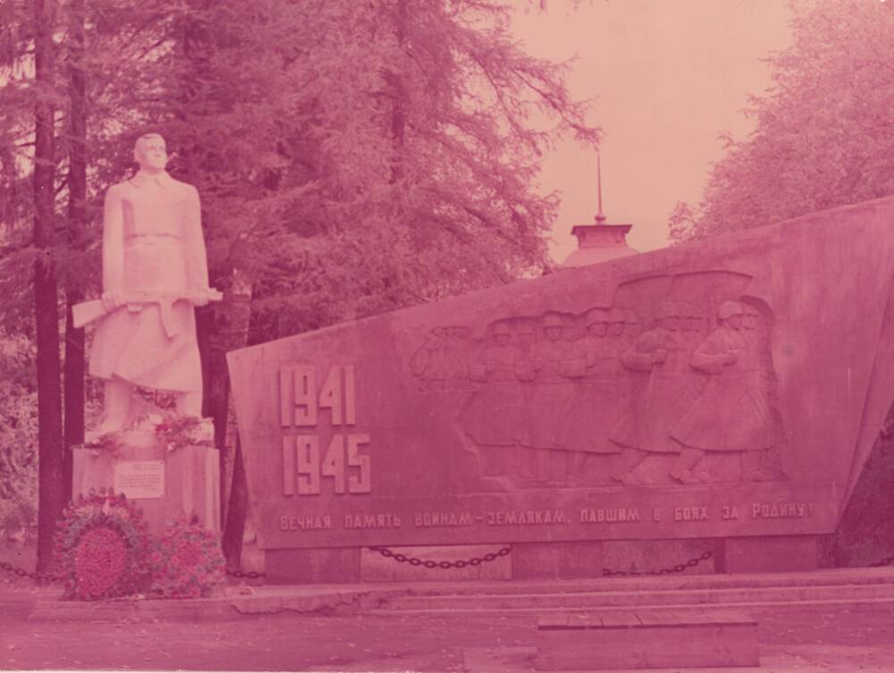 Мемориал воин –землякам погибшим в годы Великой Отечественной войны 1941-1945 годов, в г.Белая Холуница.