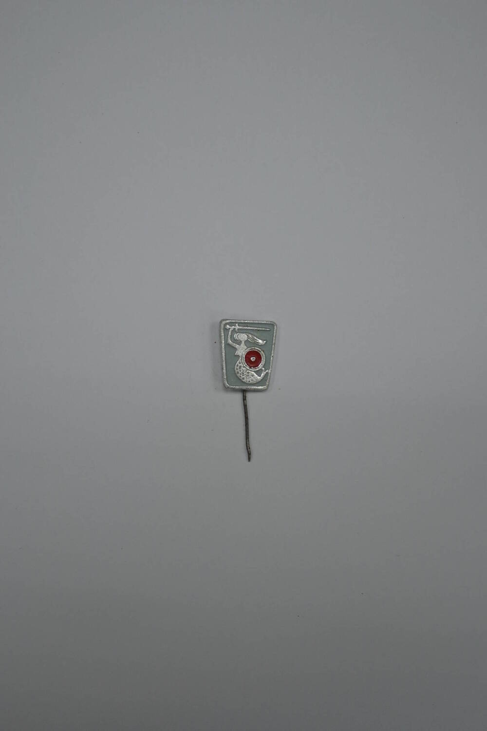 Значок на игле с изображением русалки с мечом и щитом (герб Варшавы). 1970-е гг.