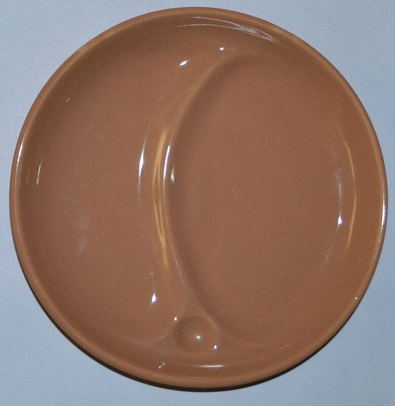 Блюдце светло-коричневого цвета с разделительной выемкой по центру.