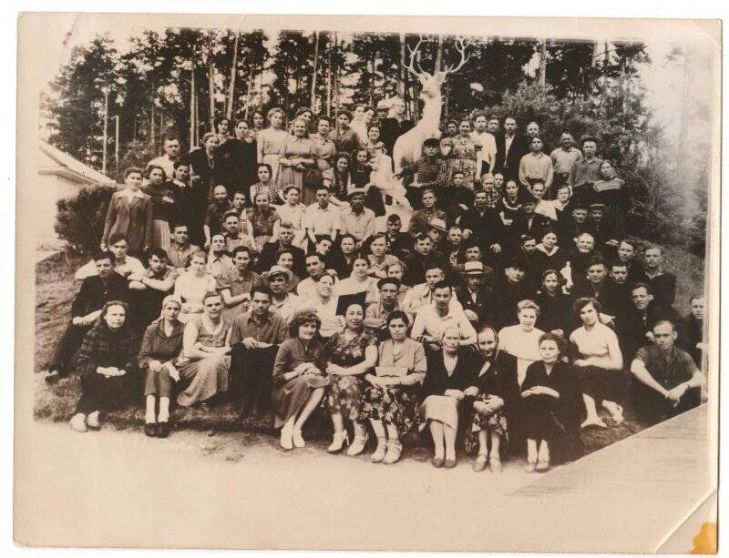 Фото: ч/б: отдыхающие на Б.Даче, г.Кыштым, 29/V 1953г.