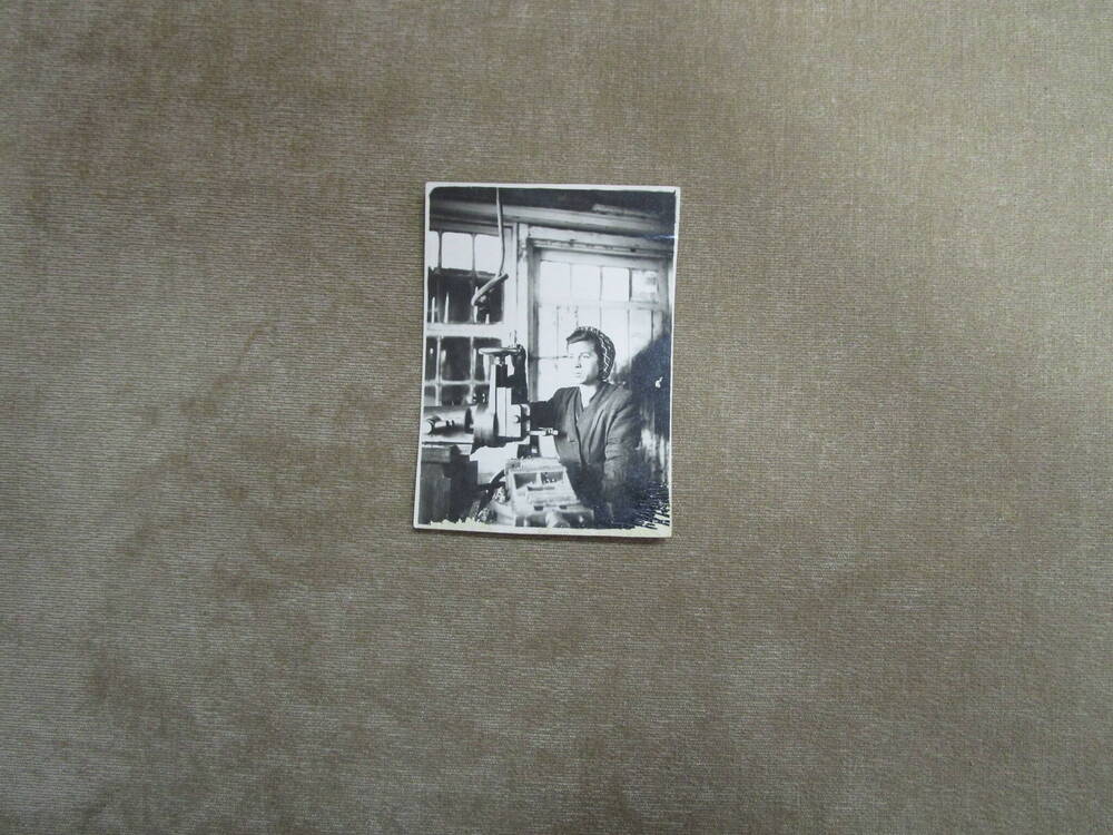 Фотография  одиночная Бренинг Е.В., ветерана труда  завода Красный пролетарий. За строгальным станком, в рабочей одежде. БАССР г. Стерлитамак. 1954 год.