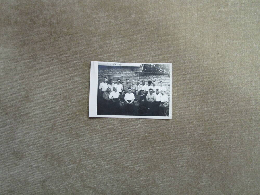 Фотография групповая: 1-й выпуск студентов машиностроительного техникума, организованного заводом Красный пролетарий. БАССР г. Стерлитамак. Июль 1965 года.