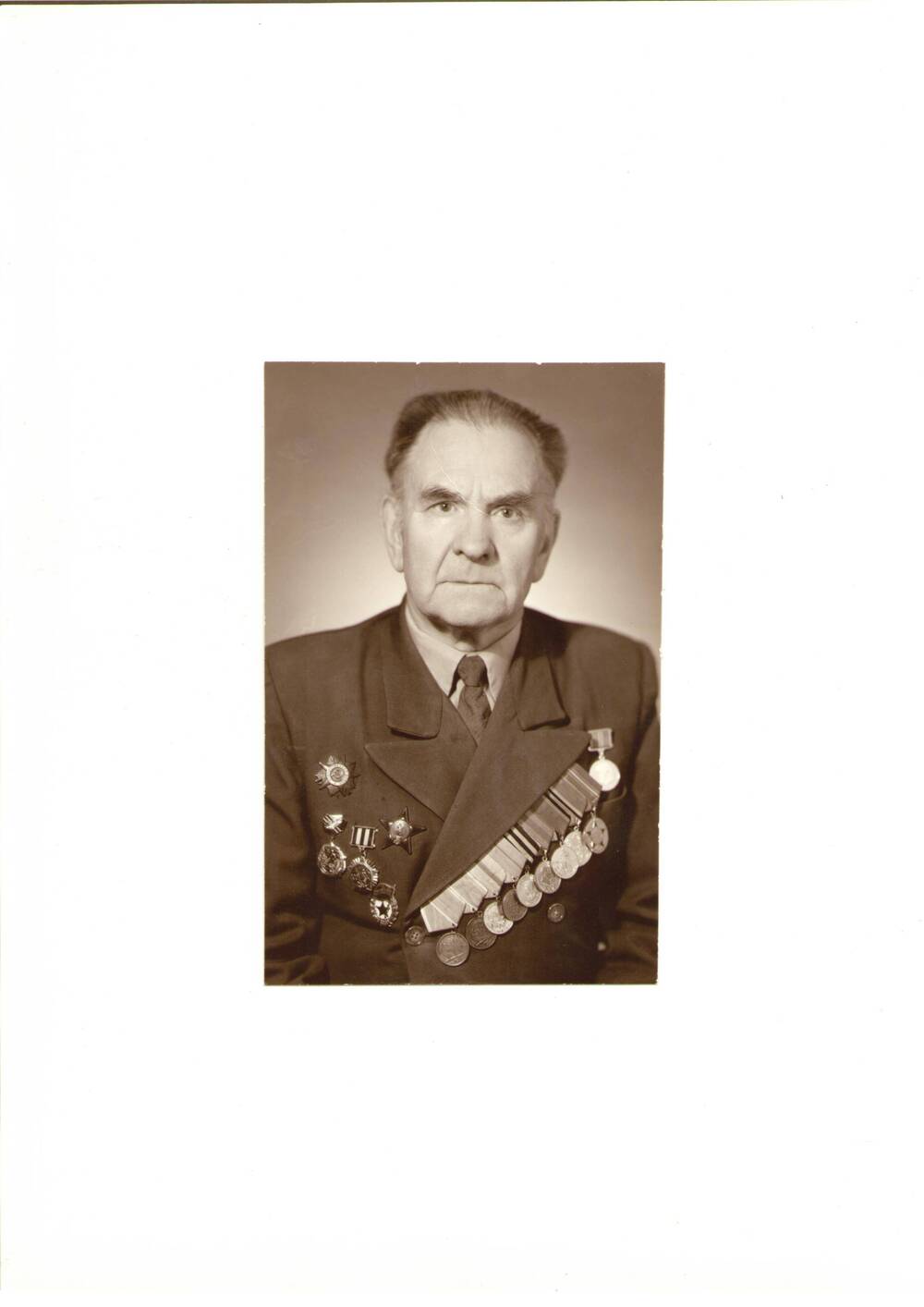 Фото коричнево-белое, поясное Лебедева В. И. – ветерана 21 (6 гвардейской) армии, подполковника. 1975