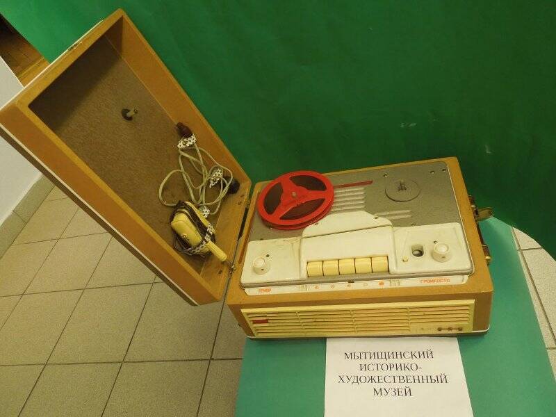 Магнитофон отечественный двухкатушечный с откидной крышкой