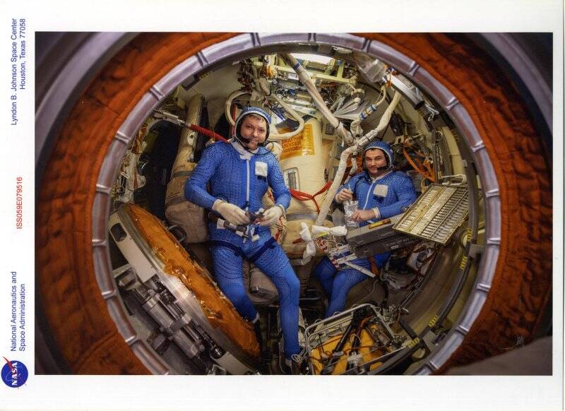 Космонавты Алексей Овчинин и Олег Кононенко на борту Международной космической станции. Фотография