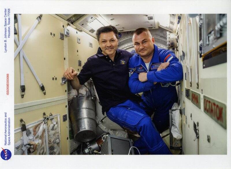 Космонавты Алексей Овчинин и Олег Кононенко на борту Международной космической станции. Фотография