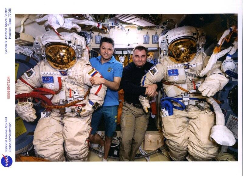 Космонавты Алексей Овчинин и Олег Кононенко со скафандрами на борту Международной космической станции. Фотография