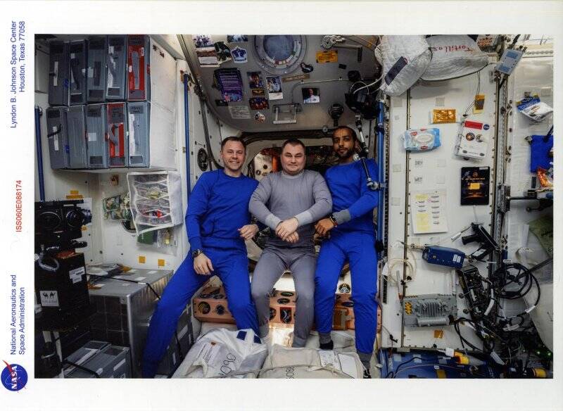 Космонавты Н. Хейг, А.Н. Овчинин и Хаза аль-Мансури на борту Международной космической станции. Фотография
