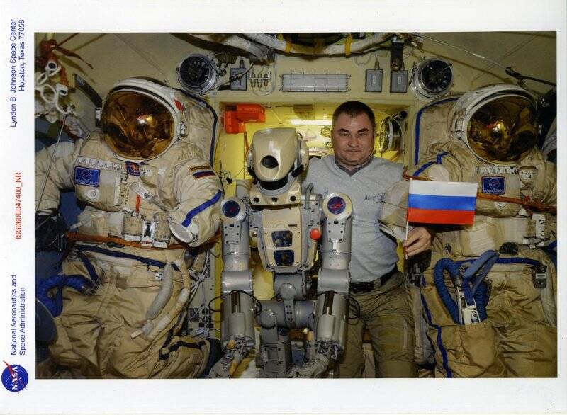 Космонавт А.Н. Овчинин с роботом Федором на борту Международной космической станции. Фотография