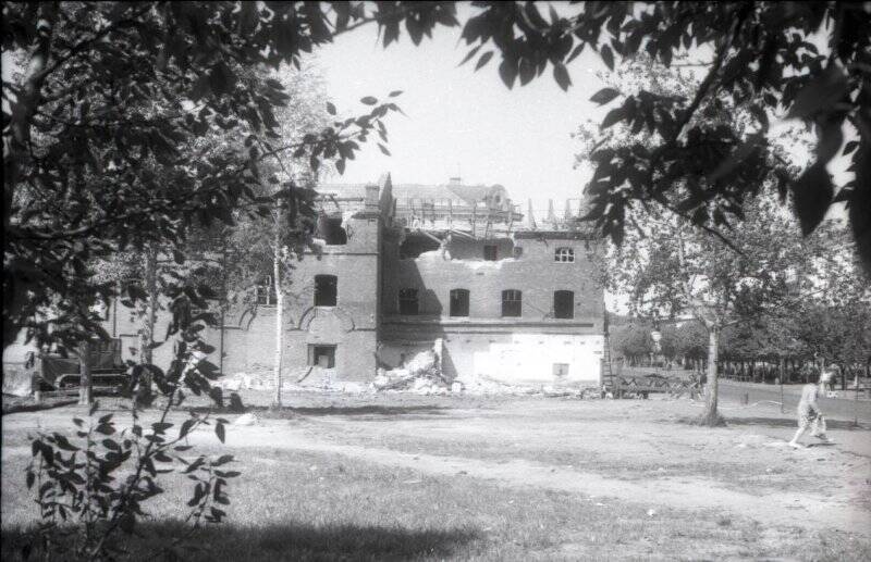Полуразрушенное здание бывшей мельницы Шустова. Негатив