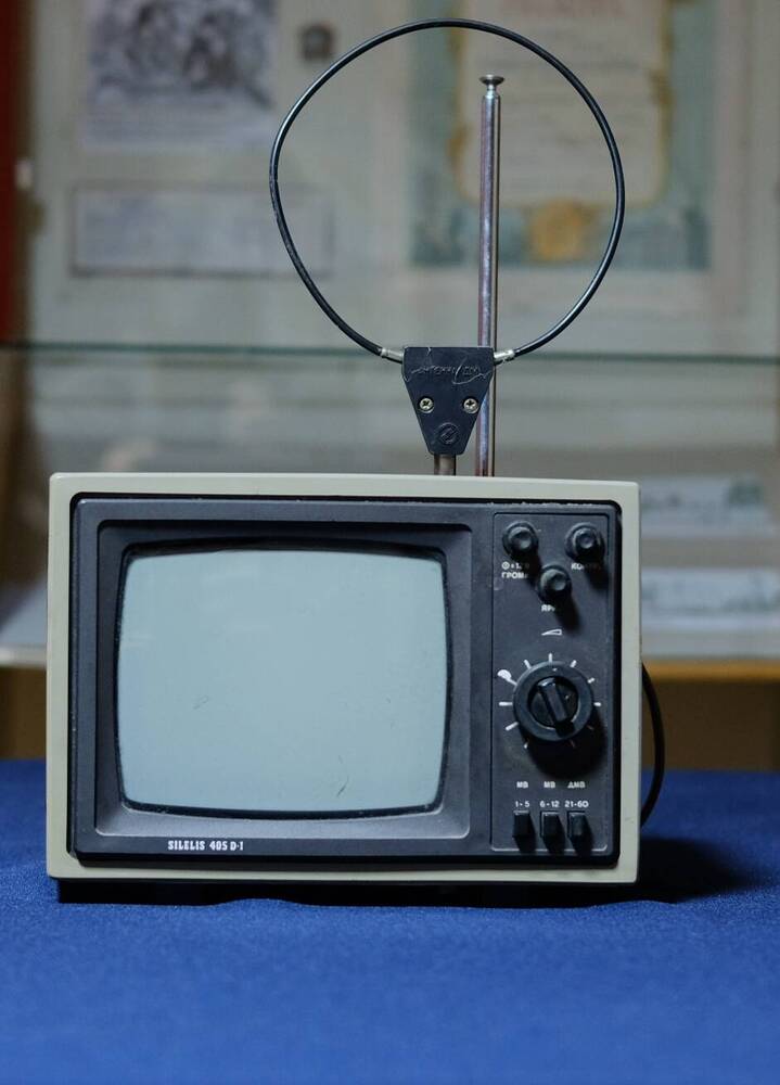 Приемник телевизионный SILELIS-405 D-1переносной с металлической квадратной ручкой.Экран обрамлен в пластассовую раму,на раме кнопки управления 