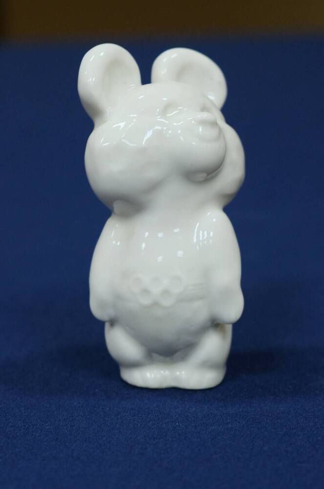 Сувенир Олимпийский мишка,улыбающийся медвежонок с поворотом профиля налево,стоячими ушами.1980г.