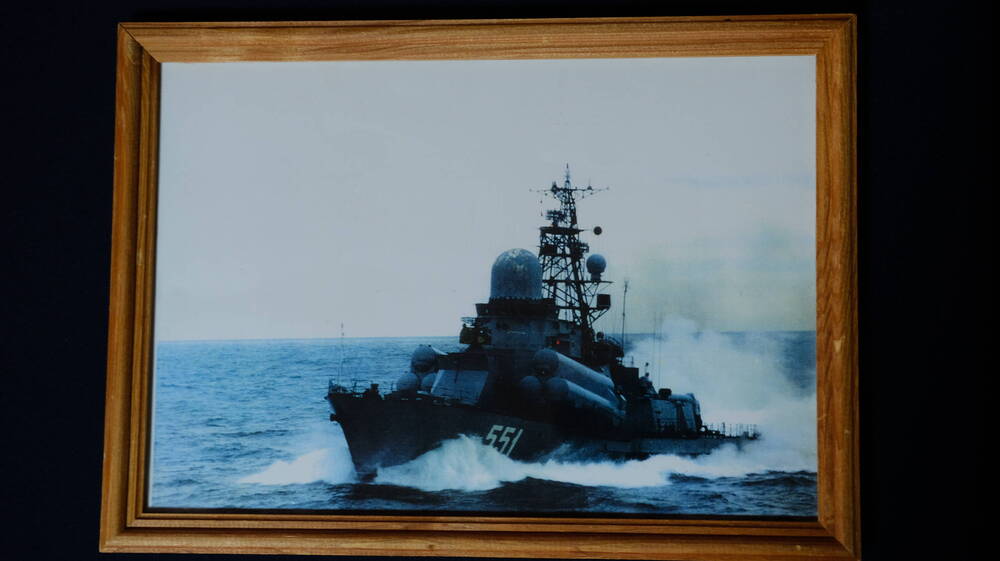 Цветное фото-картина в деревянной рамке,фото военного корабля.
