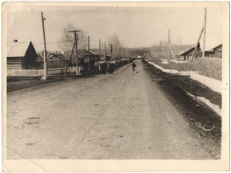 Фотография первой заасфальтированной улицы в городе Заозерном.