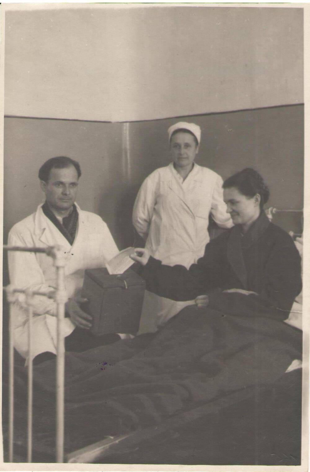 Фото.В больнице Клавдия Макаренко осуществляет свое право выбирать депутата в Верховный Совет СССР.