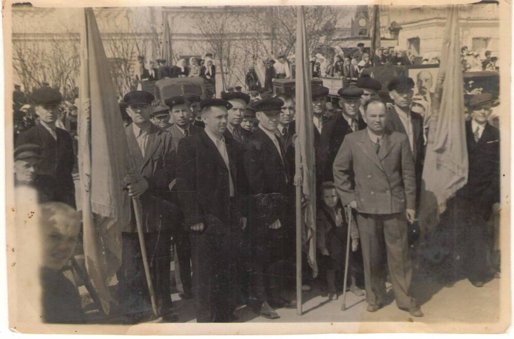 Фото на митинге 9 мая в день Победы, члены артели инвалидов 1951 год.