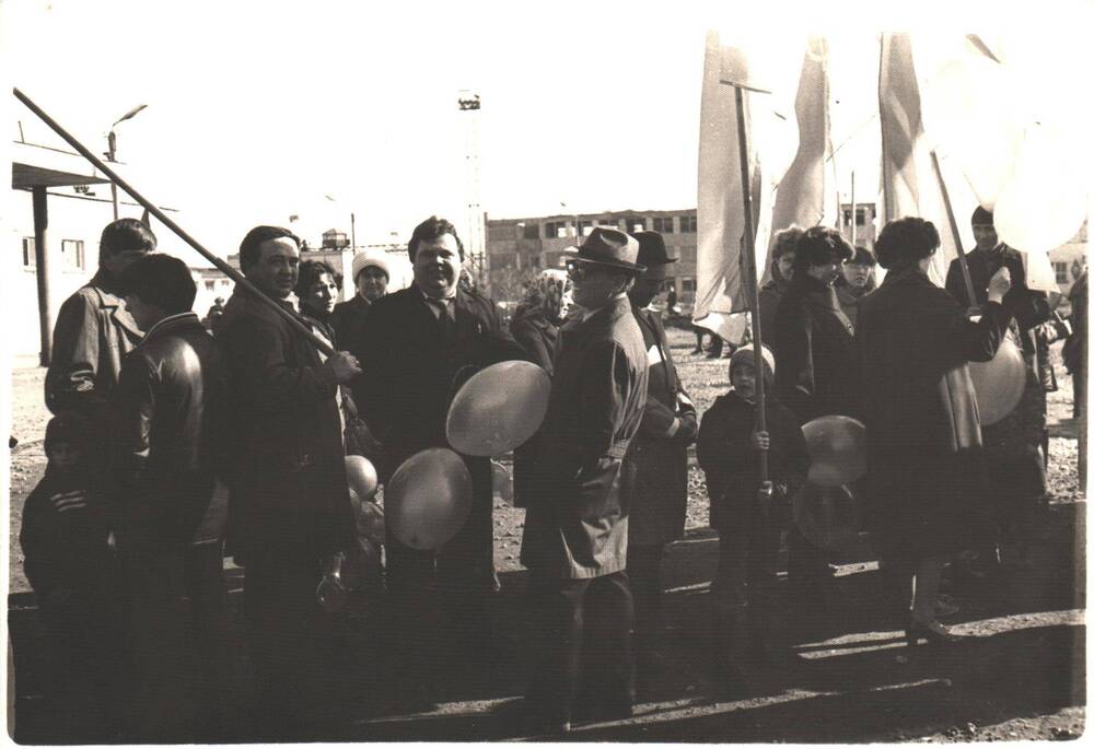 Жители города и работники организаций на площади у железнодорожного вокзала станции Микунь. Сбор к шествию на демонстрацию.
