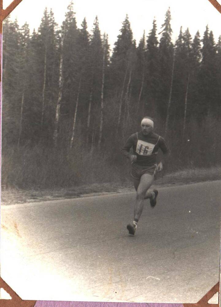 Бежит участник легкоатлетического пробега Айкино-Микунь, в честь Великого Дня Победы советского народа в Великой Отечественной войне 1941-1945 гг.
