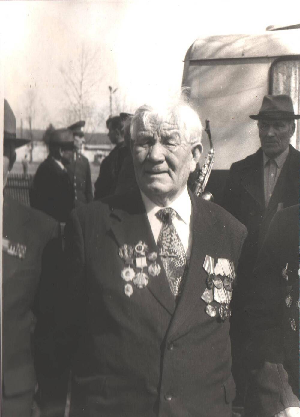 Пожилой мужчина ветеран Великой Отечественной войны 1941-1945 гг., у памятника Никто не забыт, ничто не забыто, село Айкино.