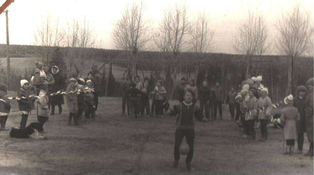 Спортивные состязания между учениками Айкинской средней школы на стадионе.