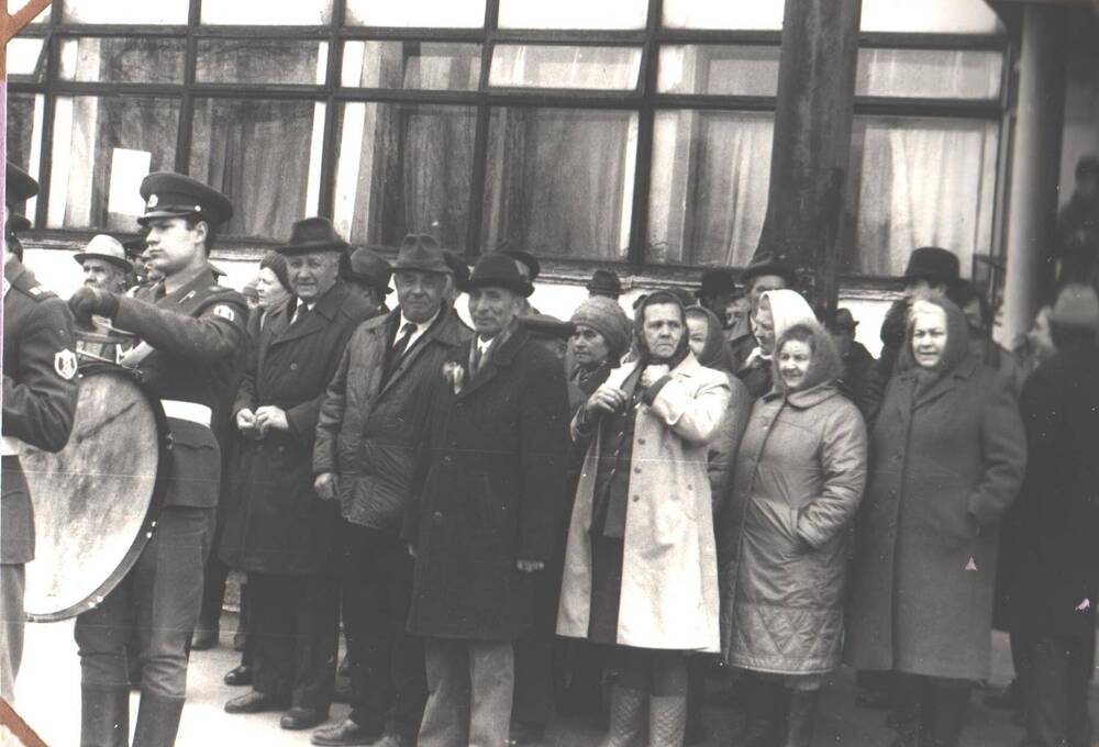 Ветераны Великой Отечественной войны 1941-1945гг. и труда, жители города Микунь стоят у ж/д вокзала.
