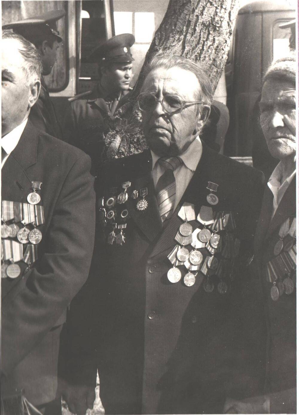 Пожилой мужчина ветеран Великой Отечественной войны 1941-1945 гг. Встреча ветеранов село Айкино.
