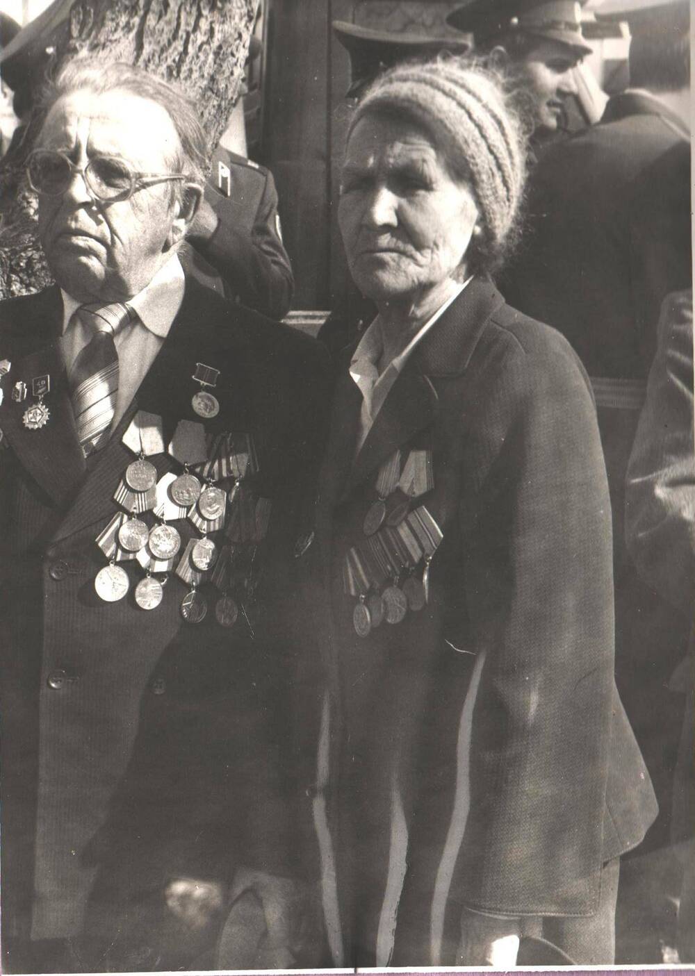 Пожилые мужчина и женщина ветераны Великой Отечественной войны 1941-1945 гг. Встреча ветеранов село Айкино.