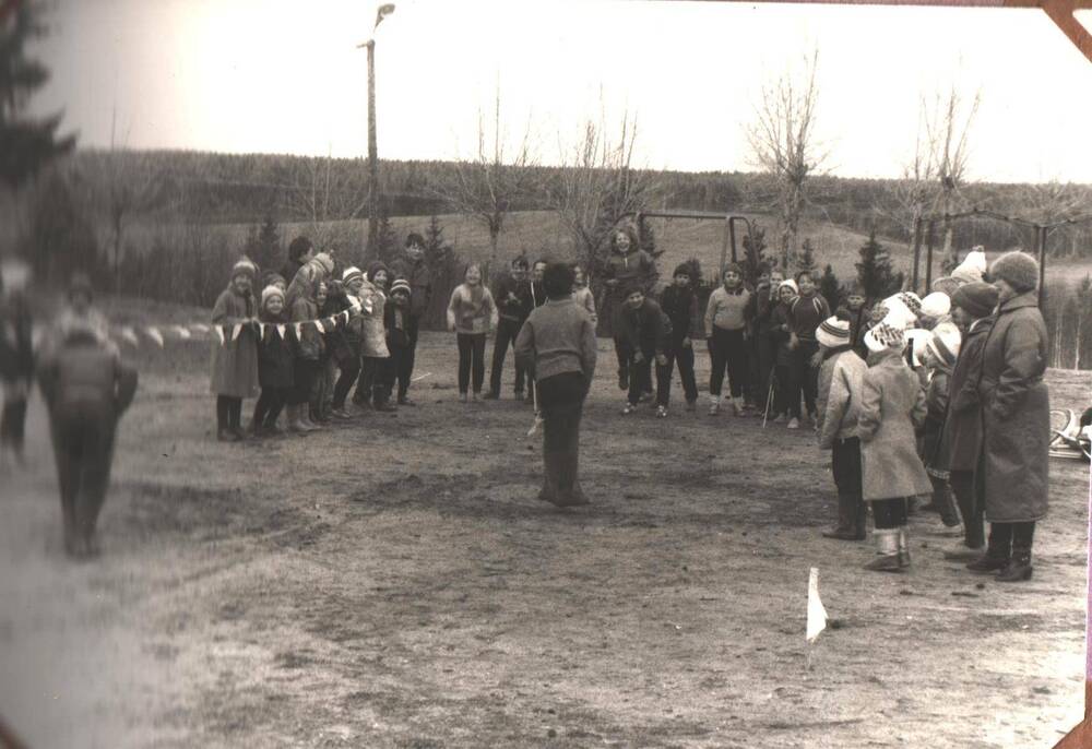 Спортивные состязания между учениками Айкинской средней школы на стадионе.
