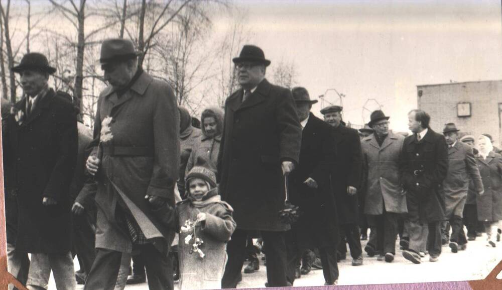 Ветераны Великой Отечественной войны 1941-1945гг. и труда, жители города Микунь идут на демонстрацию, посвященную Великому Дню Победы.