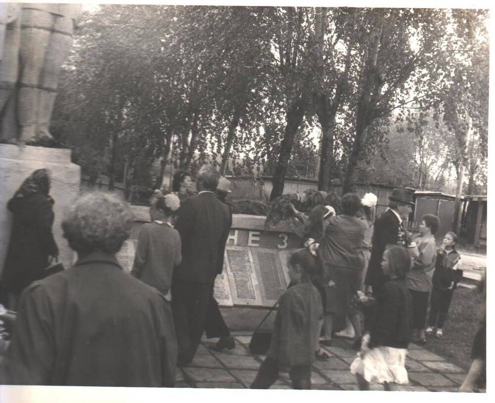 Ветераны Великой Отечественной войны 1941-1945гг. и жители села Айкино несут цветы к памятнику Никто не забыт, ничто не забыто.