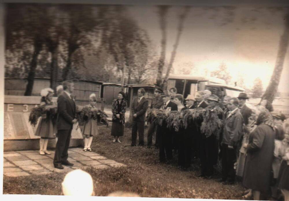 Ветераны Великой Отечественной войны 1941-1945гг. несут гирлянду из еловых веток для возложения к памятнику Никто не забыт, ничто не забыто, село Айкино.