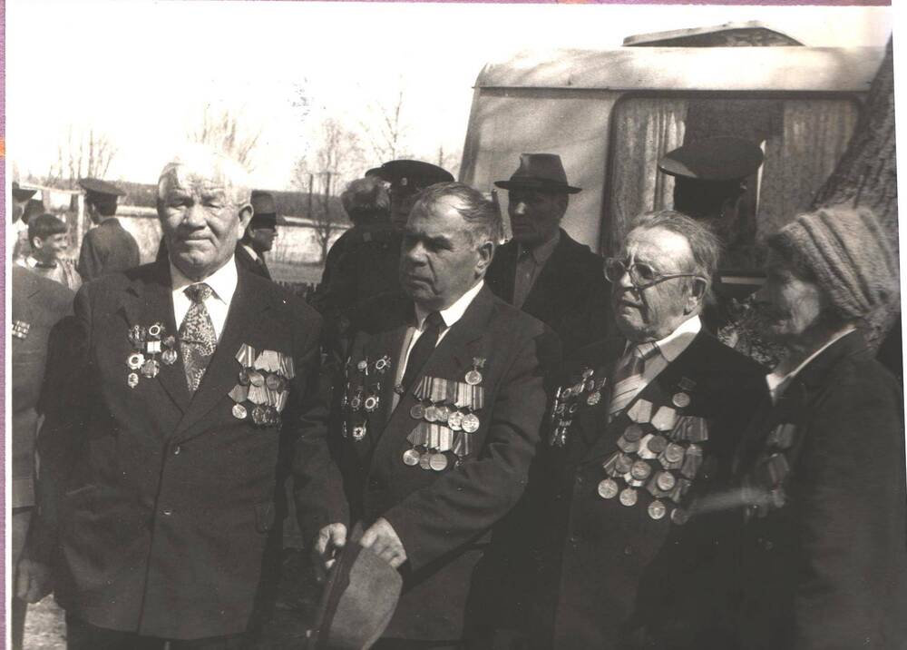 Встреча ветеранов Великой Отечественной войны 1941-1945 гг., в честь Дня Победы, у памятника Никто не забыт, ничто не забыто, село Айкино.