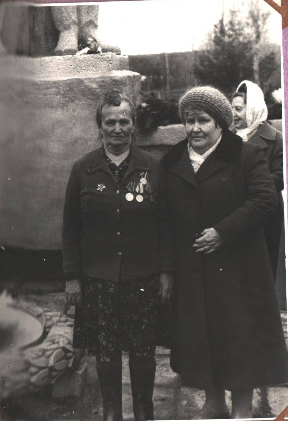Встреча ветеранов Великой Отечественной войны 1941-1945 гг., в честь Дня Победы, у памятникаНикто не забыт, ничто не забыто, село Айкино.  Стоят три пожилые женщины.