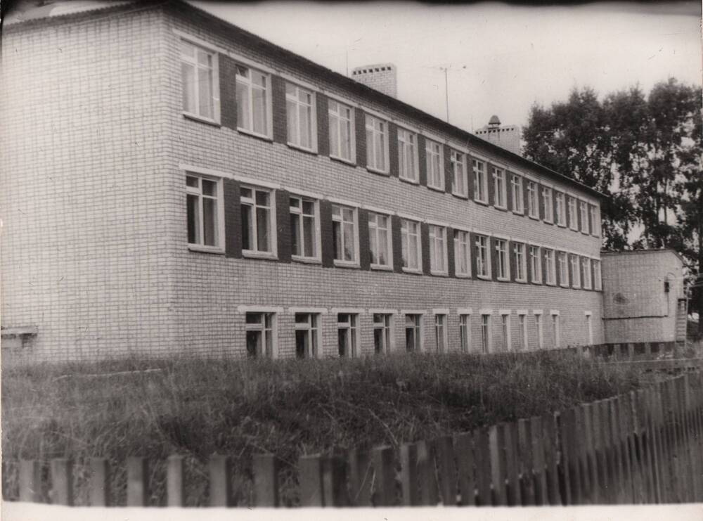 Фото: Поломская средняя школа (здание пущено в эксплуатацию 01.09.1978г).
