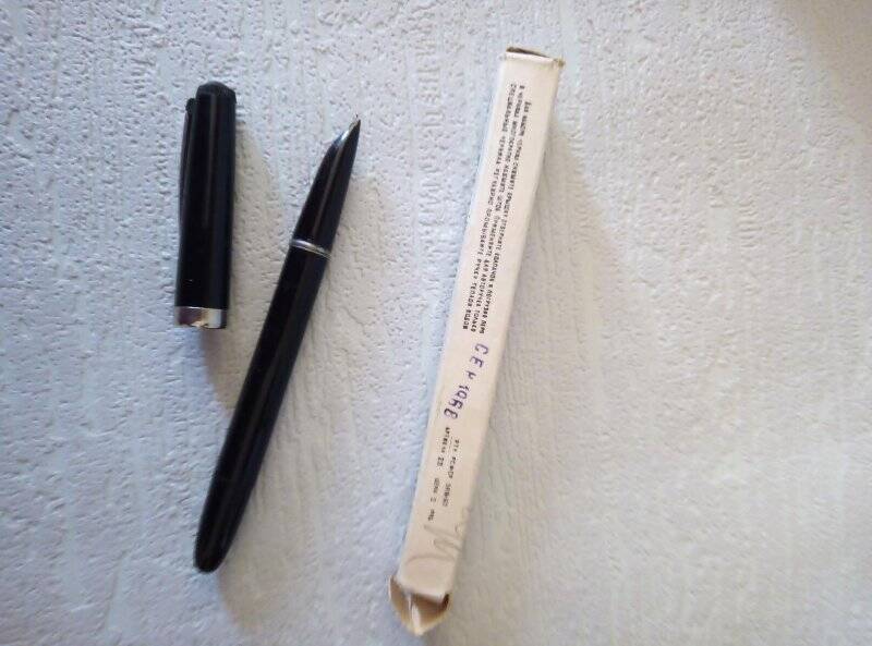 Ручка перьевая  с колпачком в картонной упаковке.