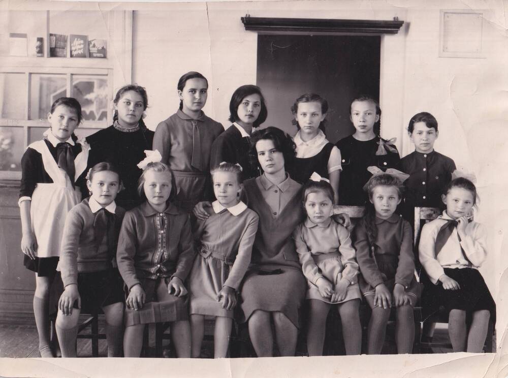 Фото групповое: 14 чел. Трушина М. М., преподаватель по классу фортепиано (в центре) с первыми учениками. г. Зея.