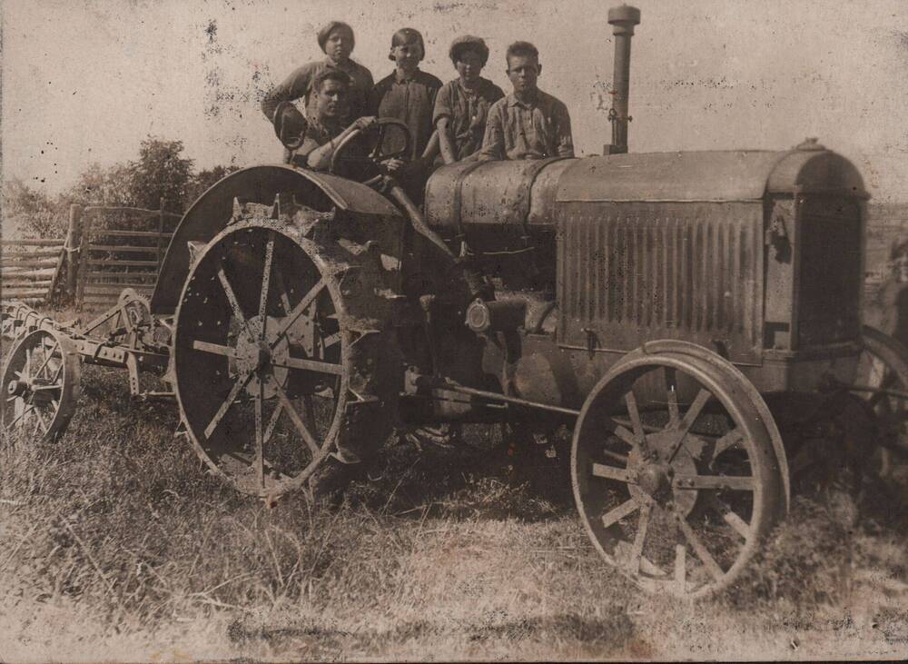 Фото: Один из первых тракторов в колхозах Белохолуницкого района. 1936г.