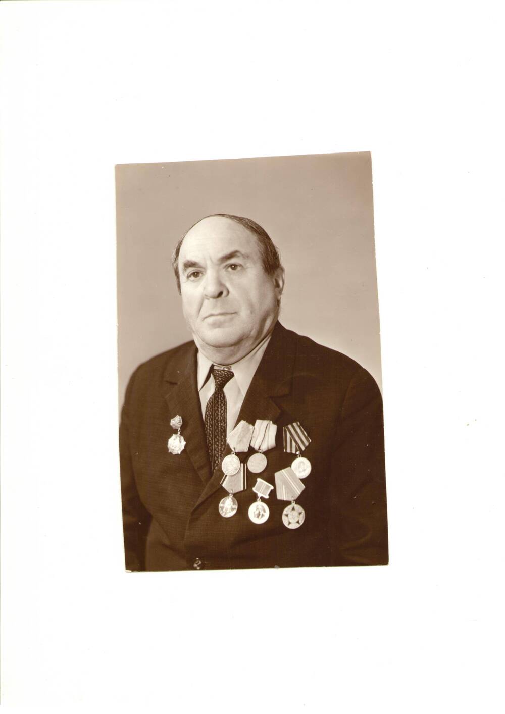 Фото коричнево-белое,  поясное  лейтенанта технической службы 192 стрелковой дивизии 62 армии   Файфусович  Г. М., 1977