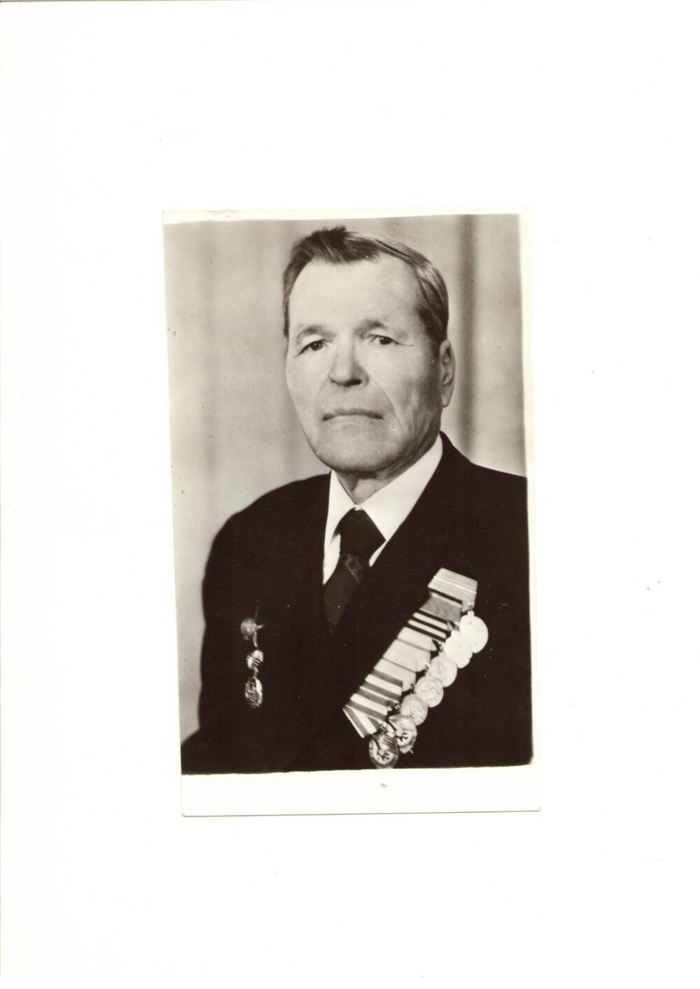 Фото черно-белое,  погрудное  бывшего полковника 1 отдела штаба  192 стрелковой дивизии 62 армии  Пономарева Я. П., 1976
