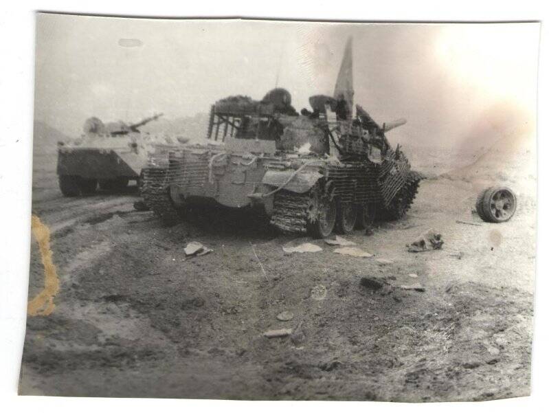 Фото: советский танк, подорвавшийся на мине. Провинция Забуль, Афганистан