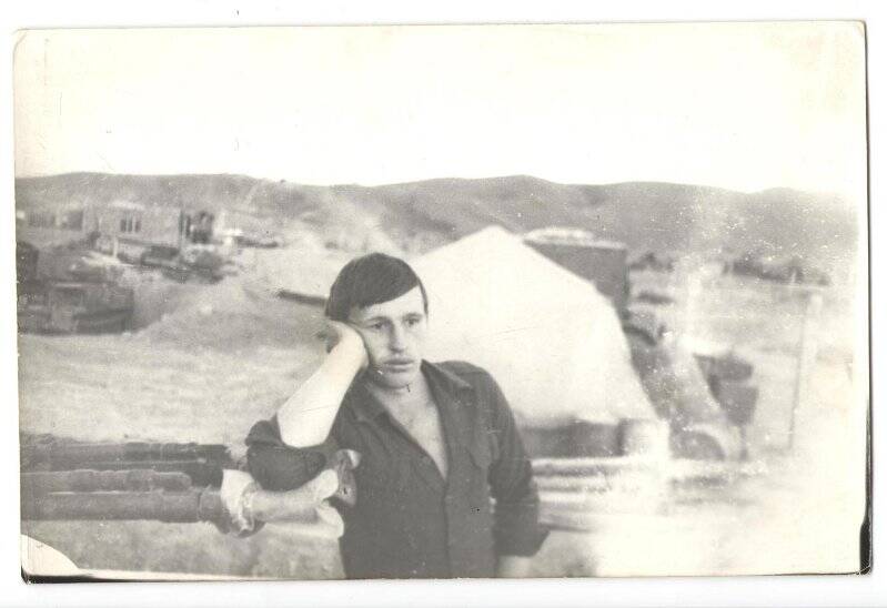 Фото: советский военнослужащий ЗАГа 668-го ООСпН Крючков Владимир Иванович на территории части, сидит задумавшись. Кишлак Вуни-Суфла, г. Баракибарак, провинция Логар, Афганистан.