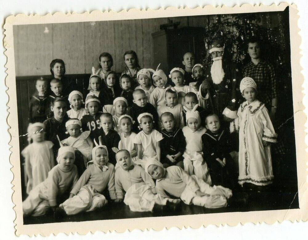 Фотография «Воспитанники детского дома у новогодней ёлки».