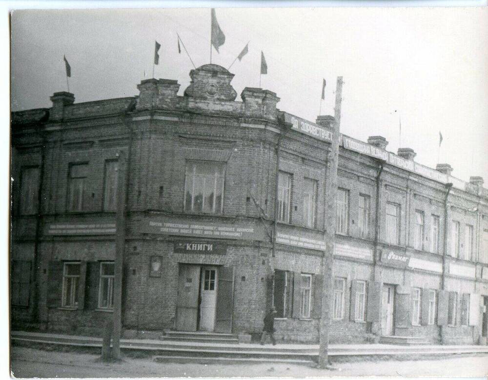 Фотография Здание дома культуры на перекрестке улиц К.Либкнехта и Ленина