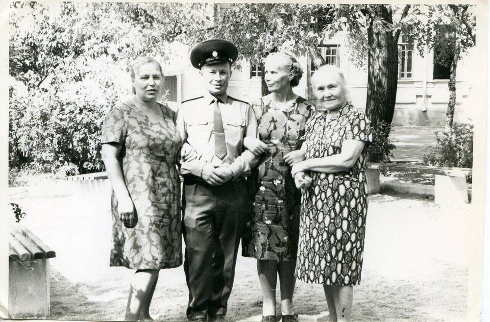 Фотография Истомина Анна Ивановна с родственниками у дома