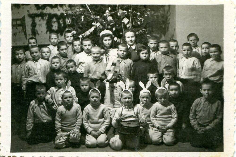 Фотография Воспитанники детского дома у новогодней ёлки
